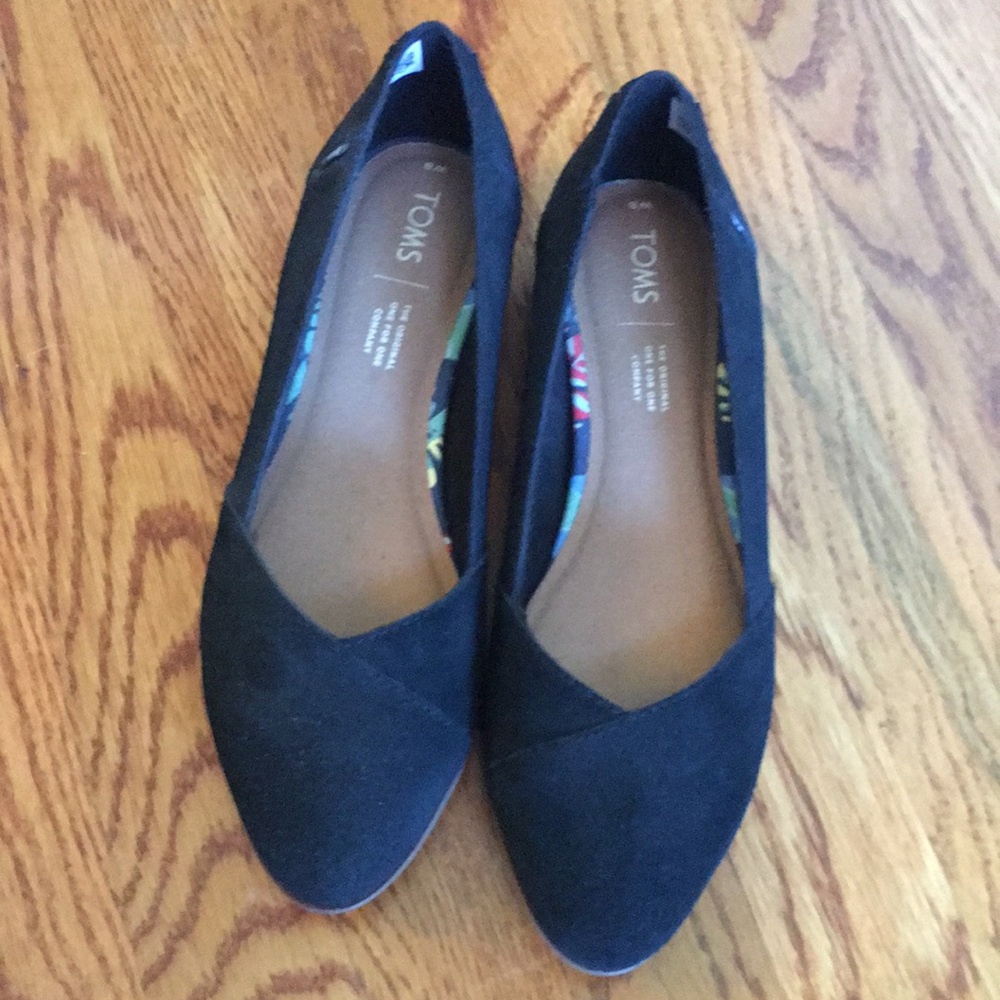 EEUC TOMS FLATS SIZE 8
